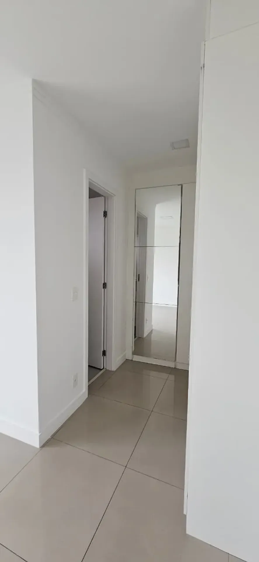 Apartamento con 4 dormitorios y balcón bien cuidado — photo 25