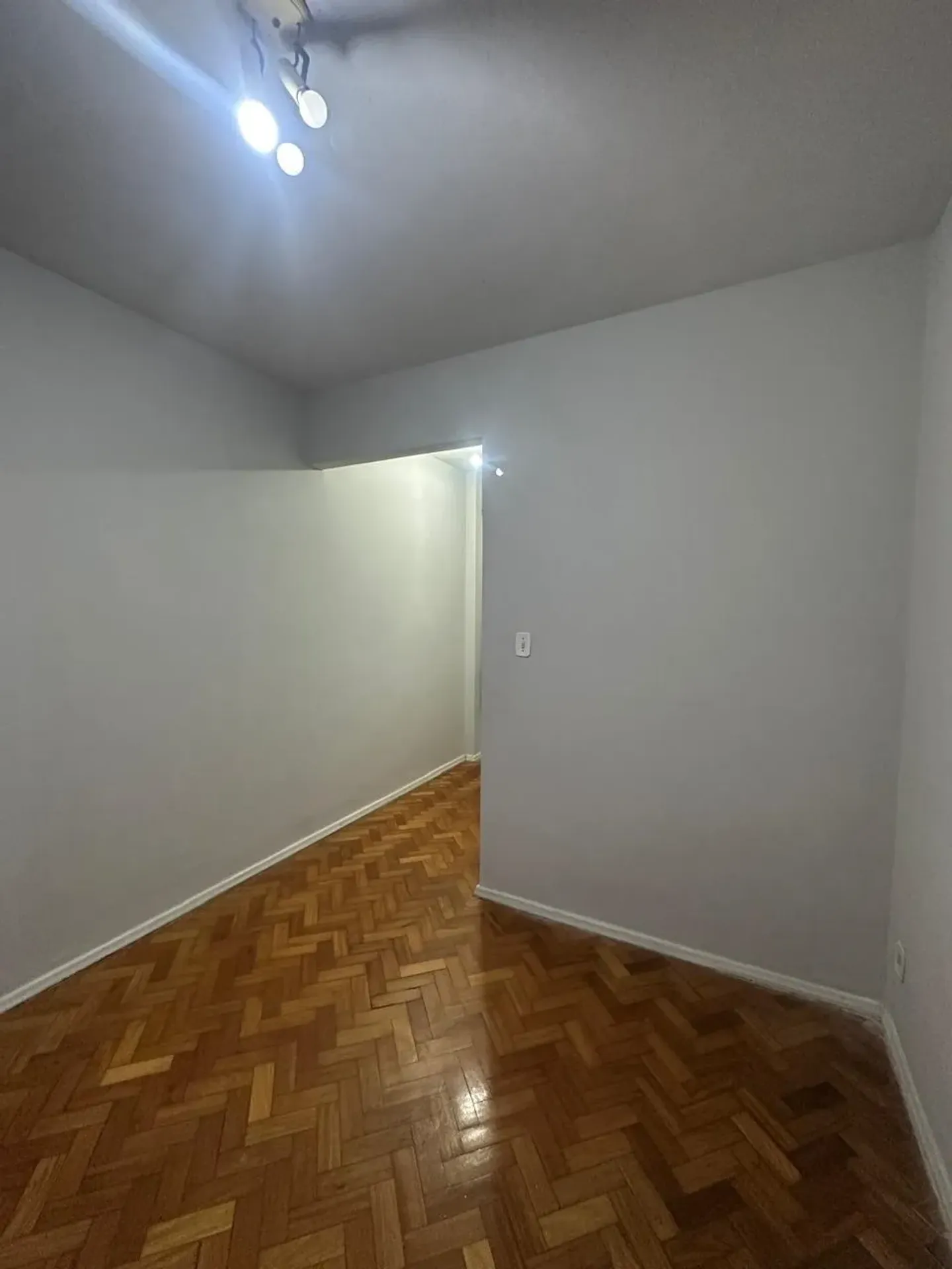 Apartment on the 2nd floor with wood or laminate floors — photo 7