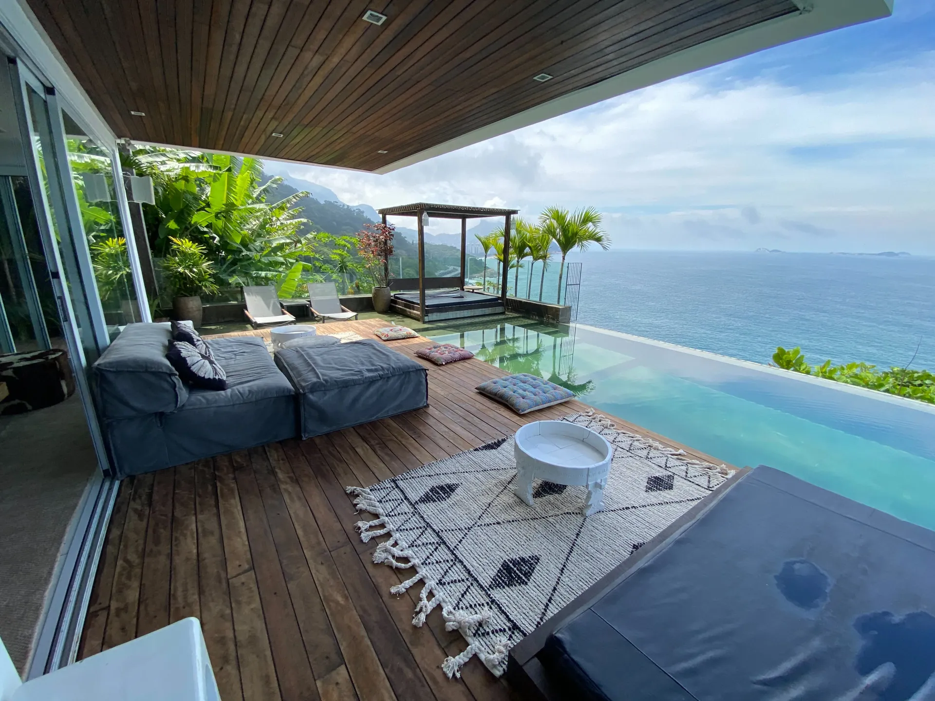 800 m² house with 5 bedrooms and an open-plan kitchen — photo 23