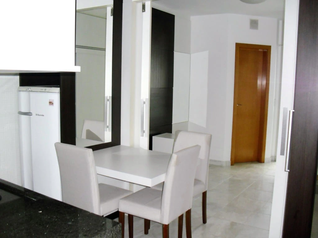 Студия 37 м² с панорамными окнами и застеклённым балконом — photo 2