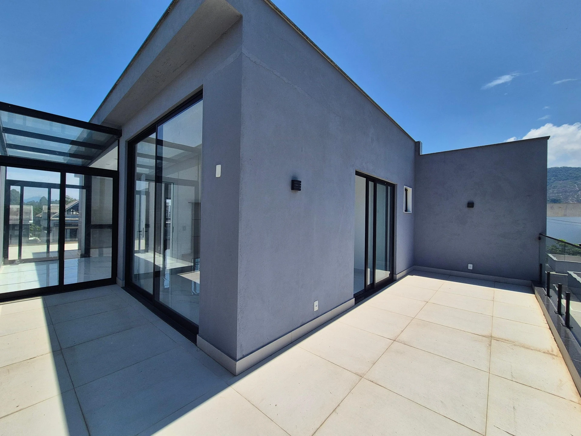 Ventanales de piso a techo y 5 dormitorios: casa de 403 m² — photo 70