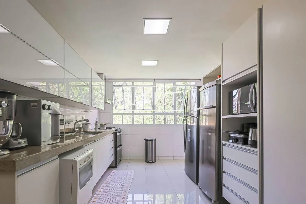 Furnished 4-bedroom apartment with open-plan kitchen — photo 10