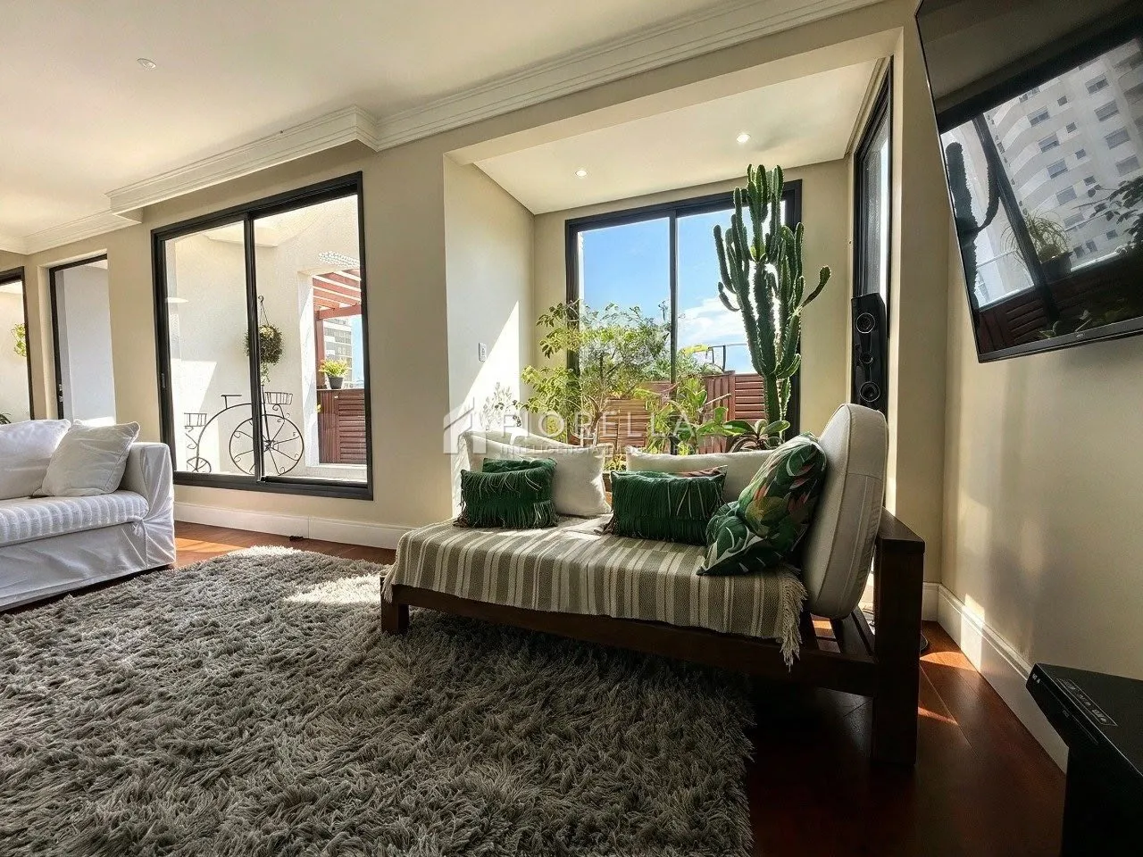 Furnished apartment, 184 m², with a glass-enclosed balcony — photo 16