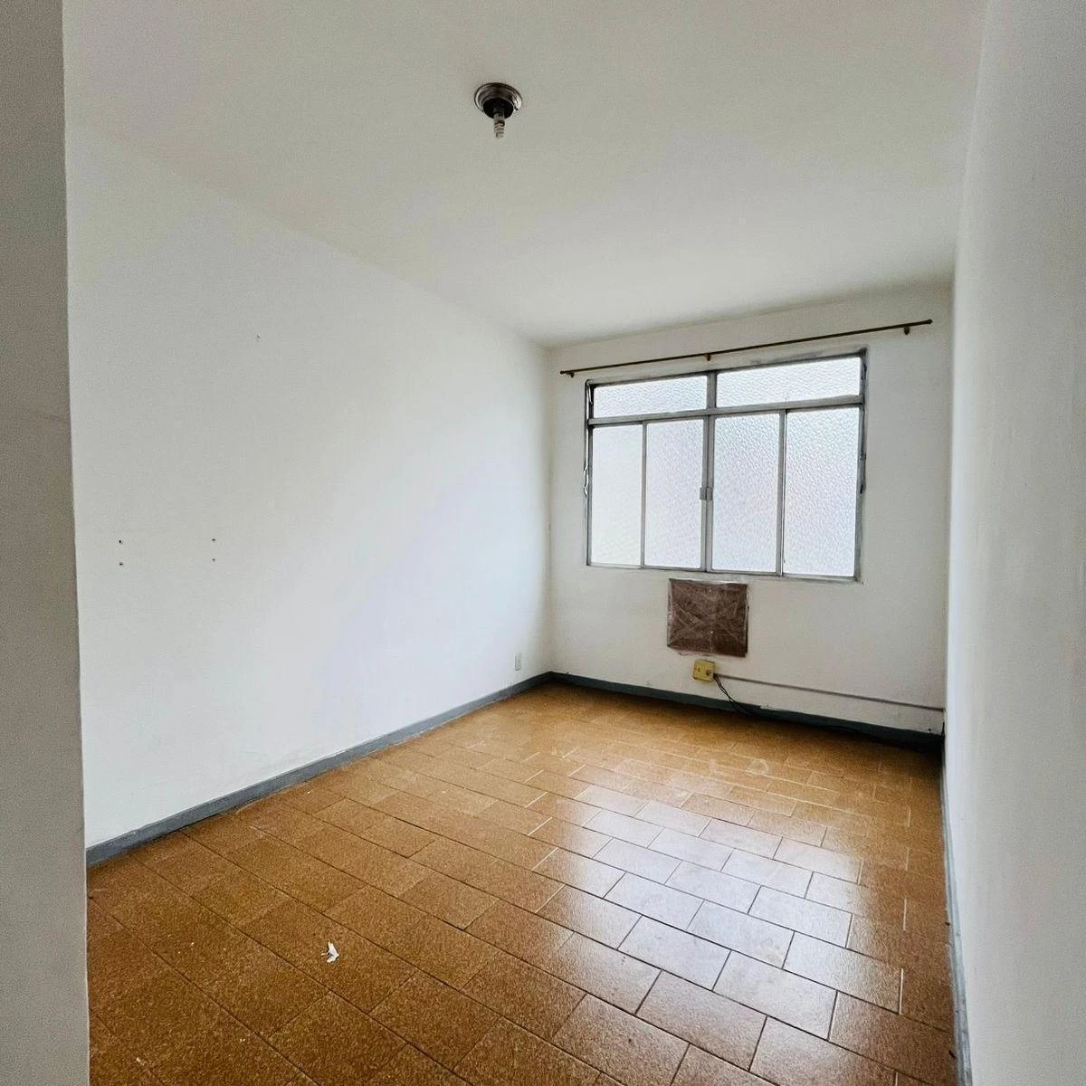 Unfurnished apartment with 2 bedrooms and 1 bathroom
