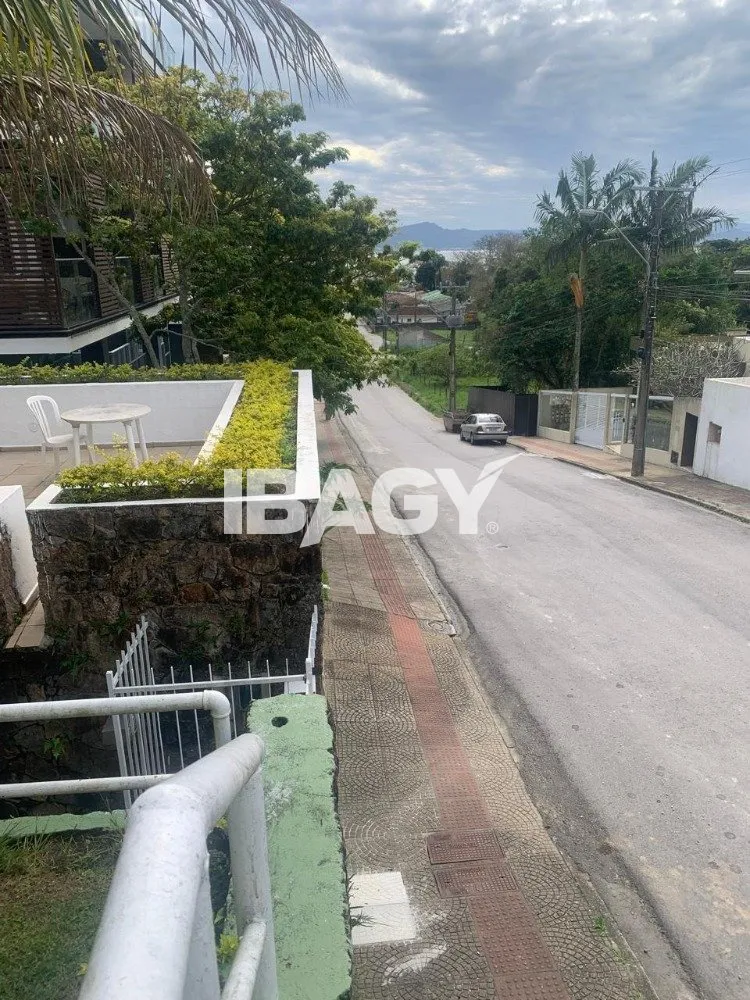 House with 4 bedrooms and 380 m², 2 parking spots — photo 33