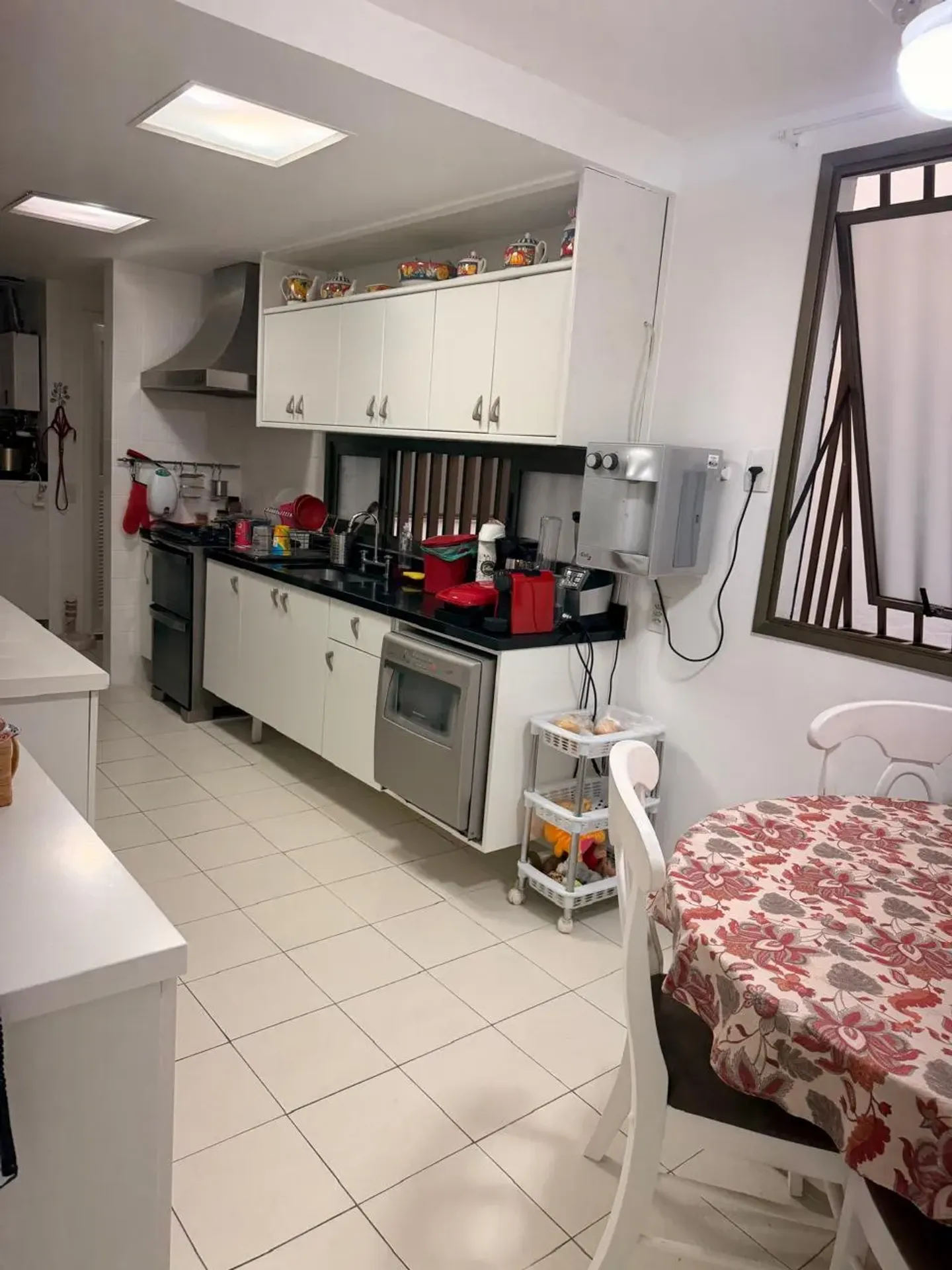 3-bedroom, 4-bath apartment with a closed kitchen — photo 28
