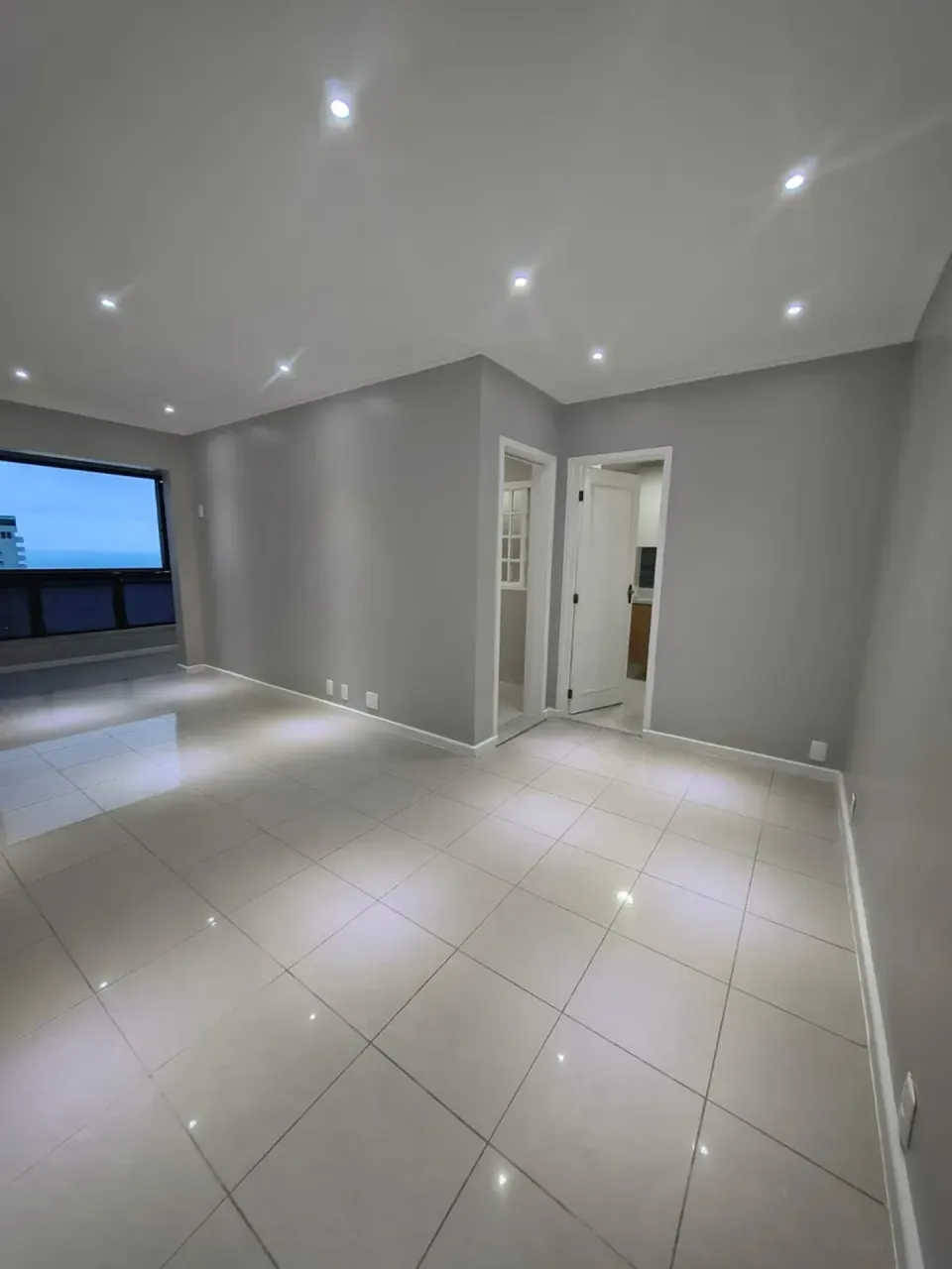 3-bedroom apartment with 3 bathrooms and glass balcony — photo 4