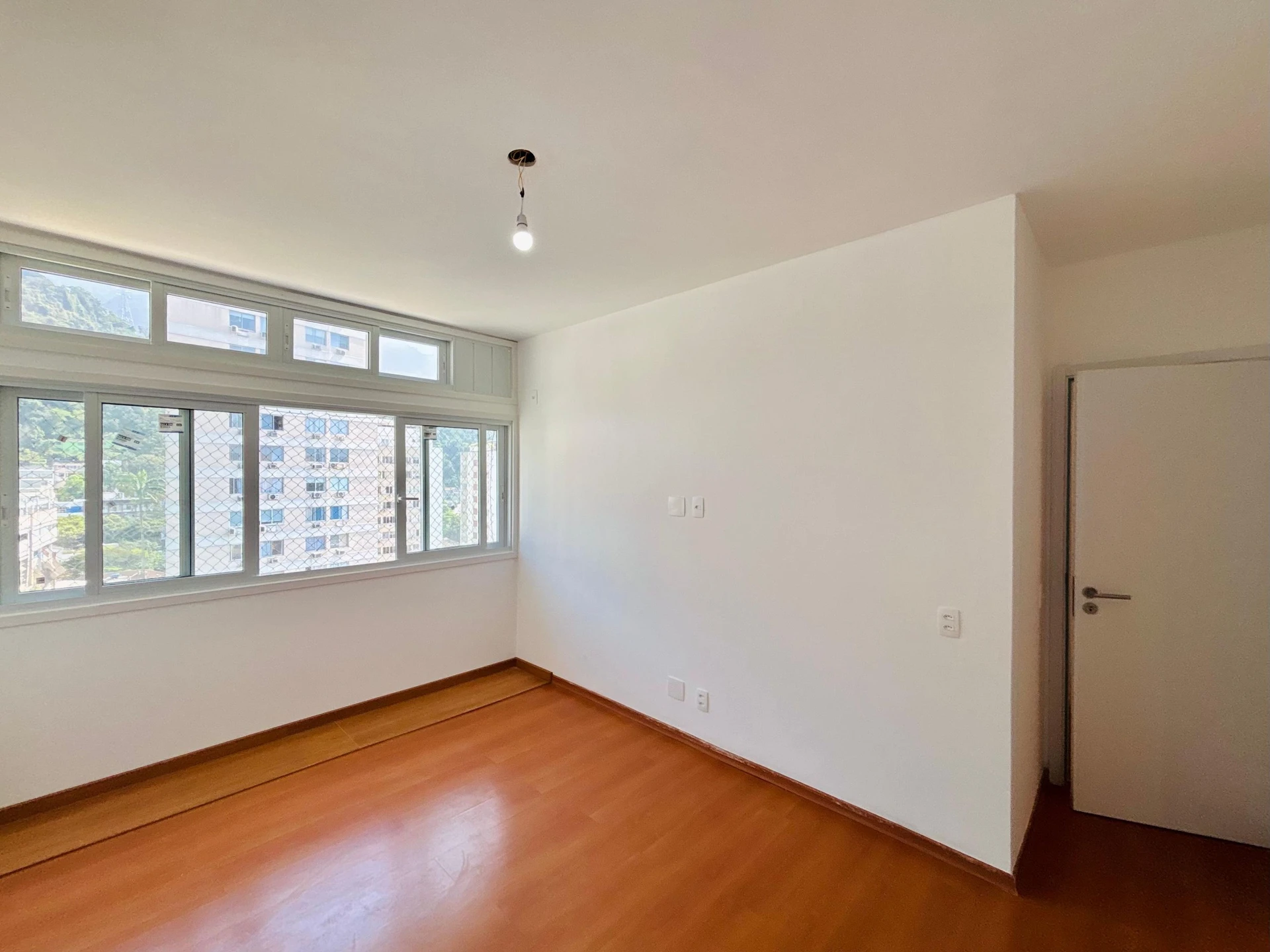 3-bedroom apartment with a mountain view — photo 31
