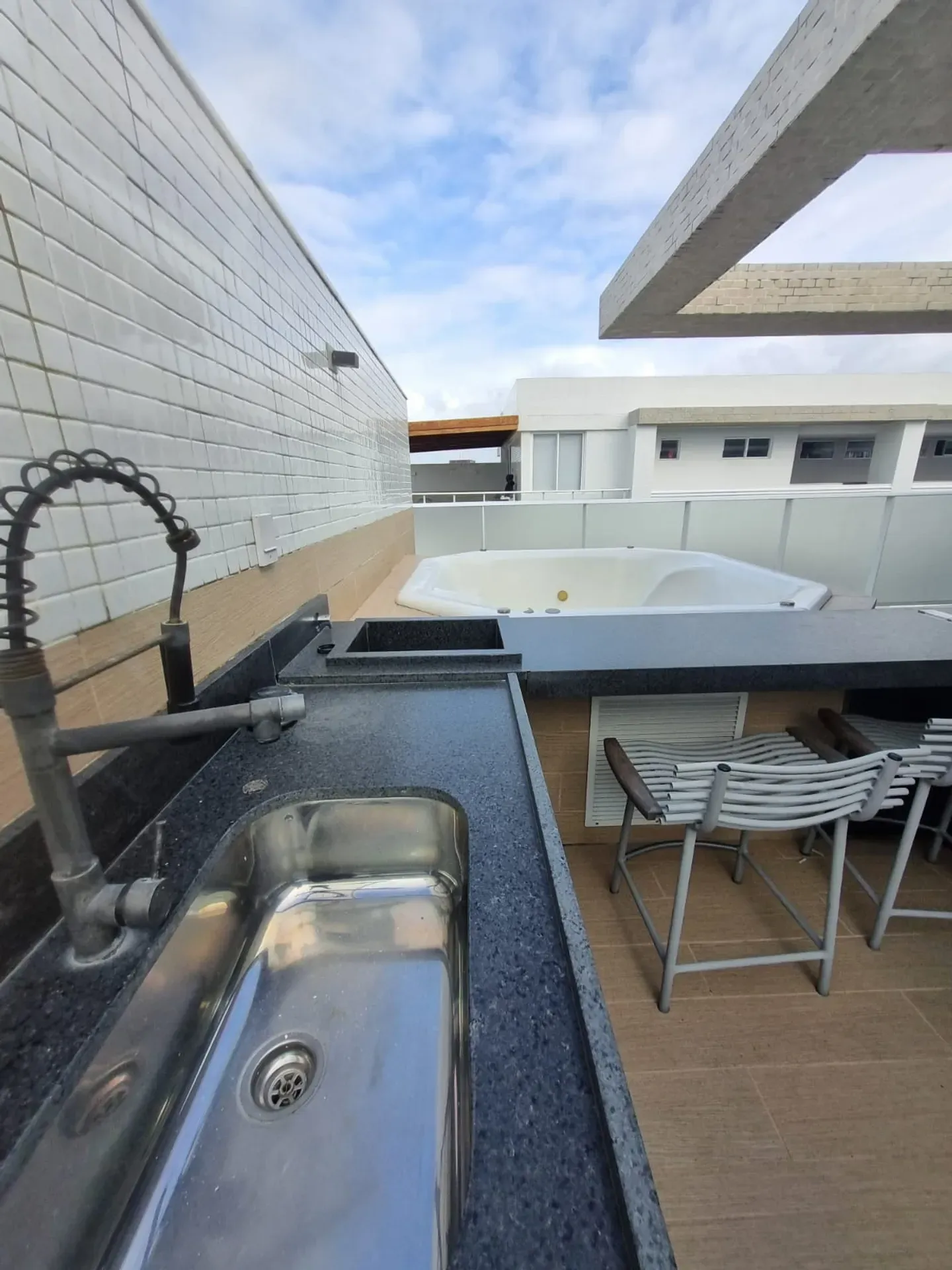 Apartment on the 5th floor with a grill on the balcony — photo 11
