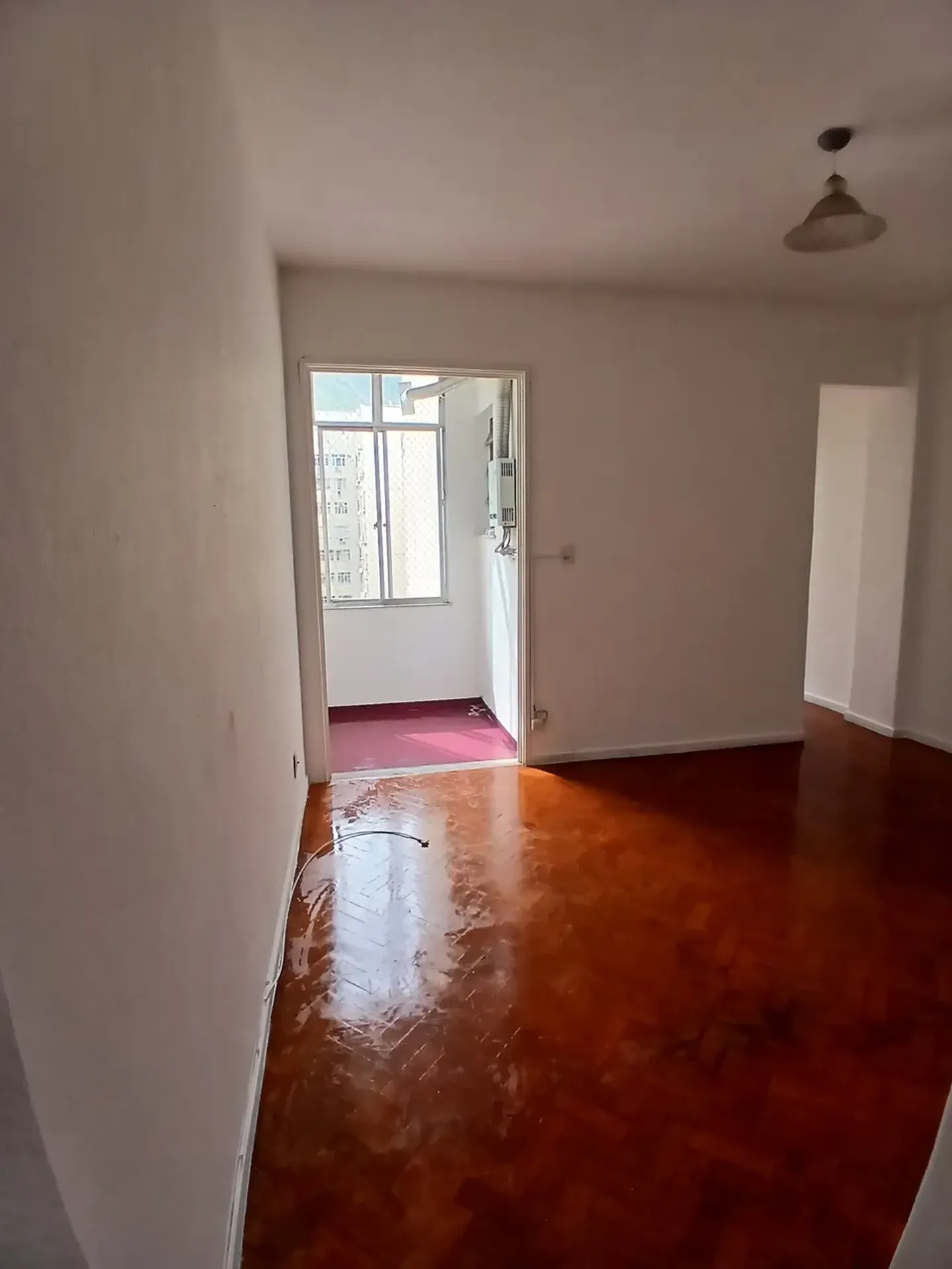 Departamento de 1 dormitorio con piso de madera o laminado