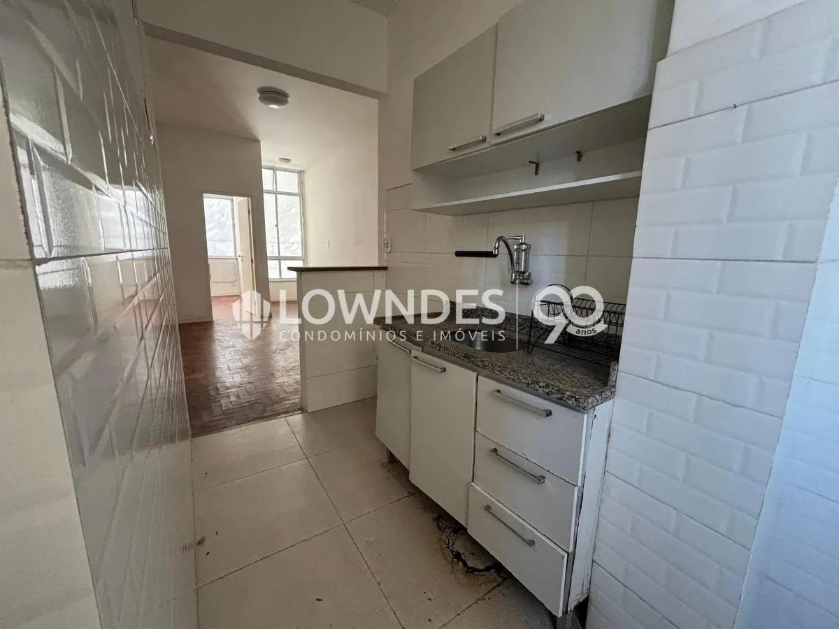 One-bedroom apartment with wood or laminate floors — photo 10