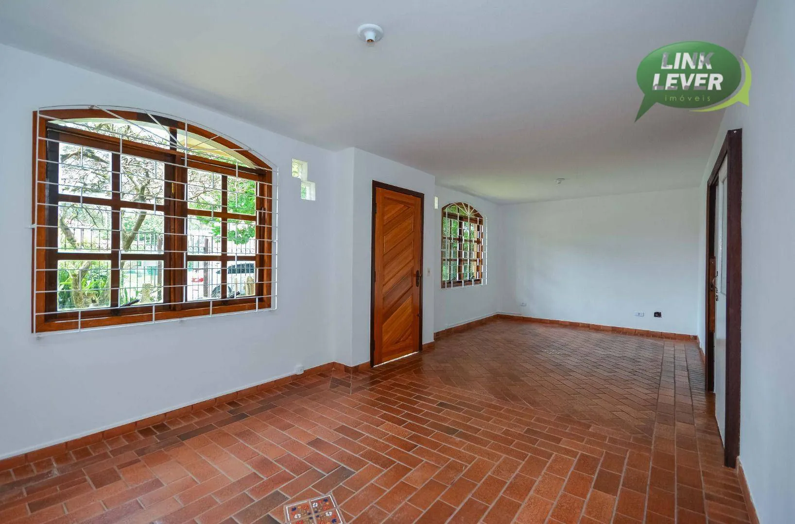 164 m² house with a fireplace and a grill on the balcony — photo 10