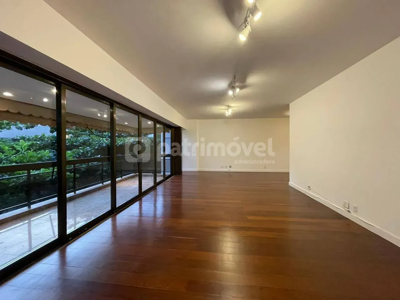 4-bedroom apartment with pool and 3 parking spaces