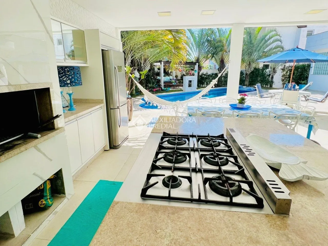 House with 6 bedrooms and an open kitchen with gas stove — photo 25
