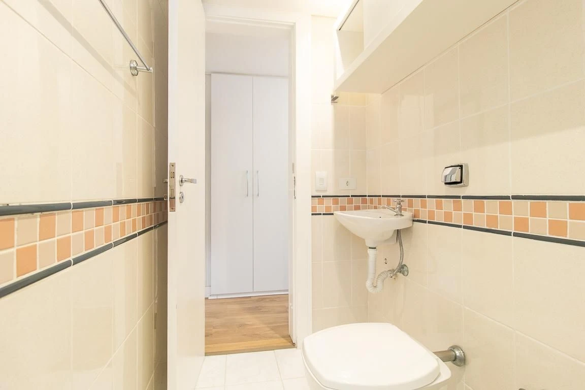 3-bedroom apartment with a bathtub in Curitiba — photo 48