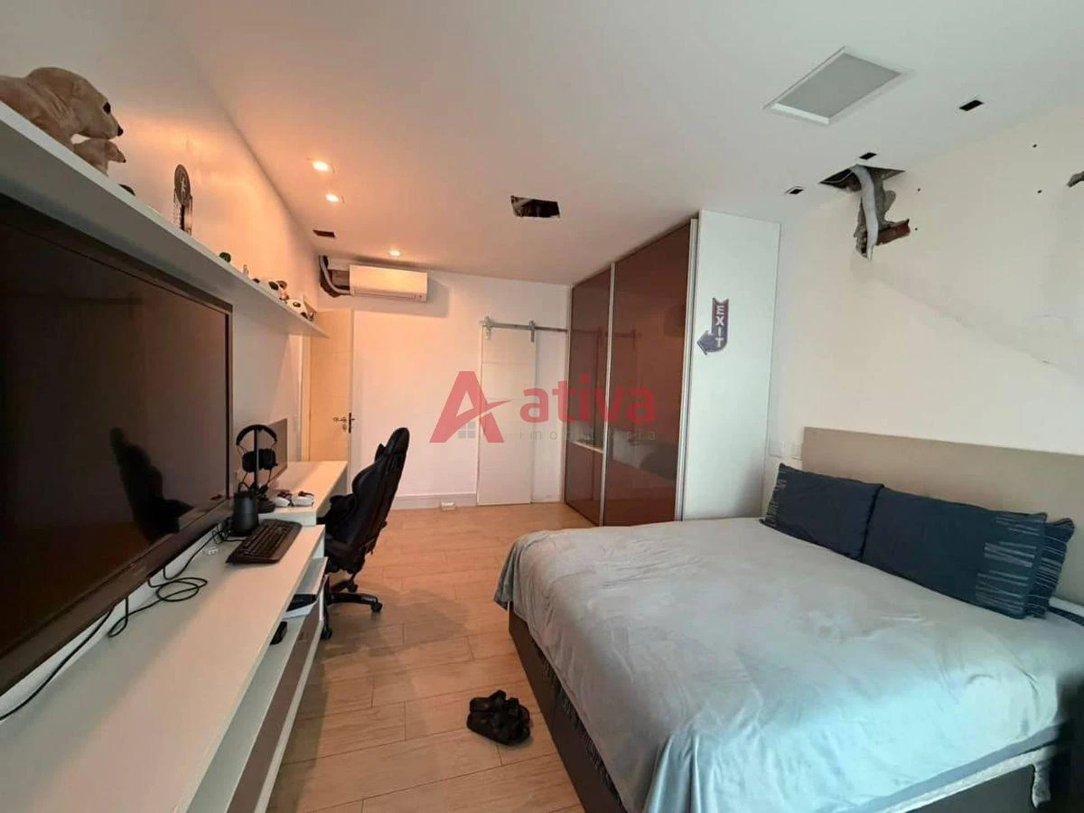 4-bedroom apartment with a glass-enclosed balcony — photo 8