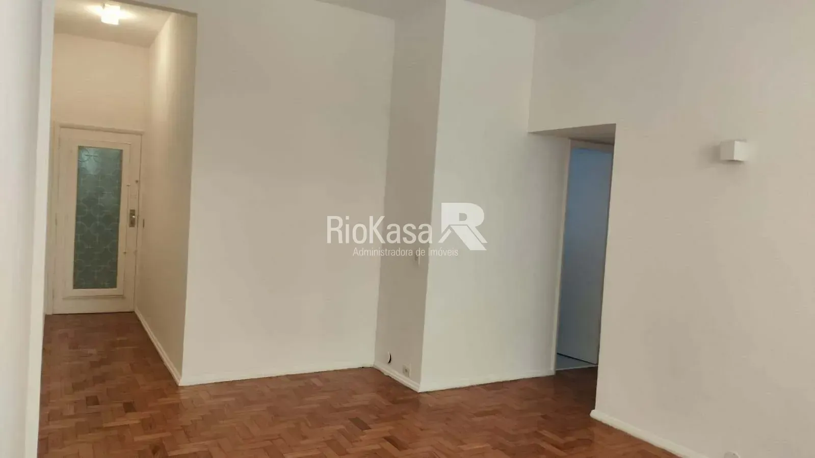 Wood or laminate floors in a 3-bedroom apartment, 85 m² — photo 15
