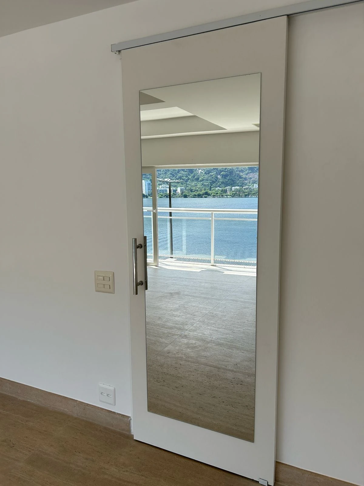 208 m² apartment with a bathtub and a water view — photo 13