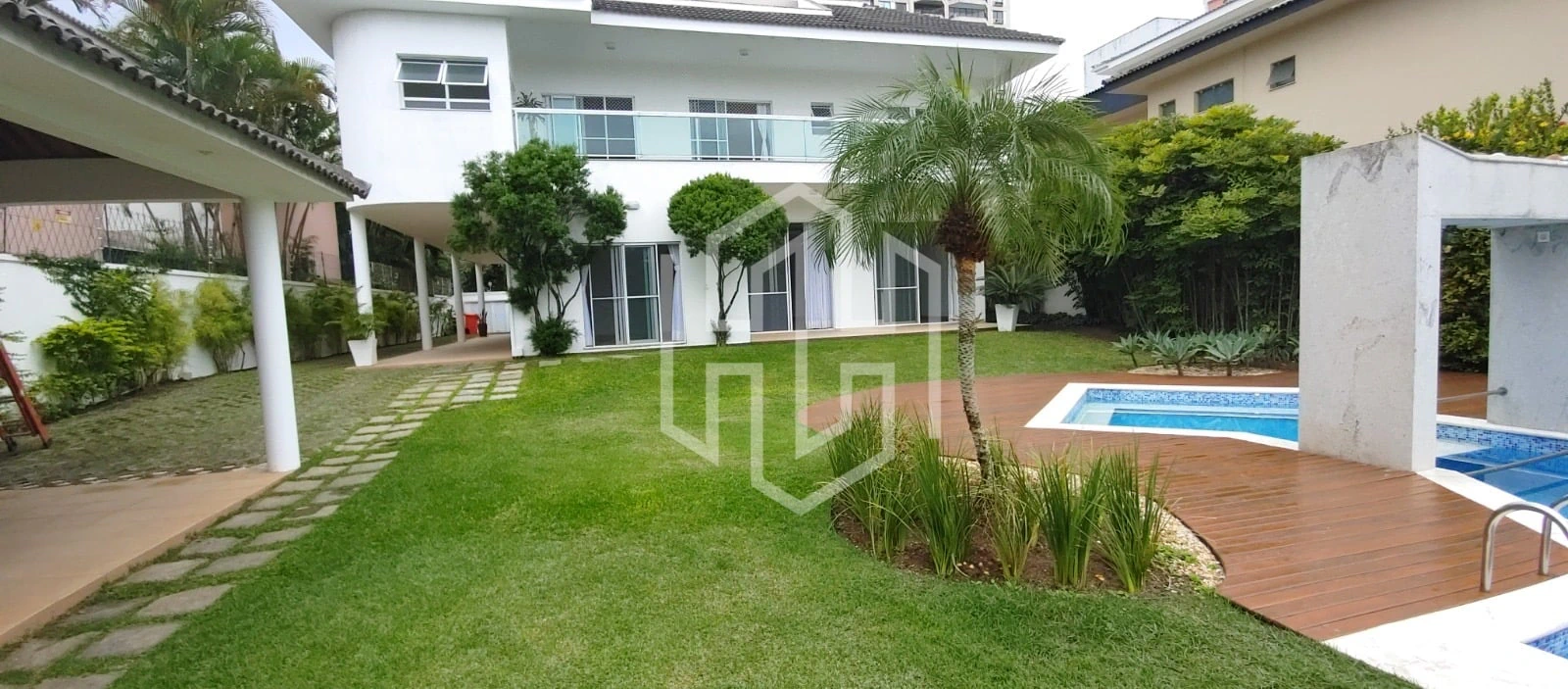 1500 m² house with floor-to-ceiling windows and a bathtub — photo 14