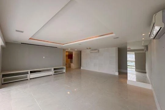 4-bedroom apartment with a separate kitchen, 260 m² — photo 24