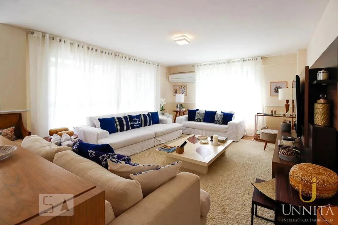 House, 450 m², with a mountain view