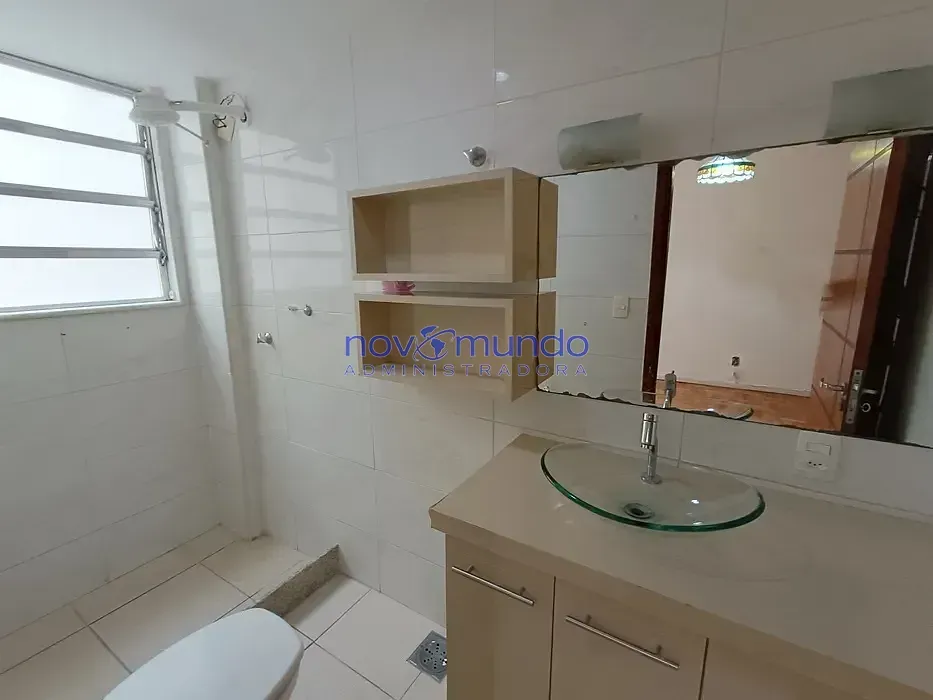 Wood or laminate floors in a 3-bedroom apartment, 198 m² — photo 16