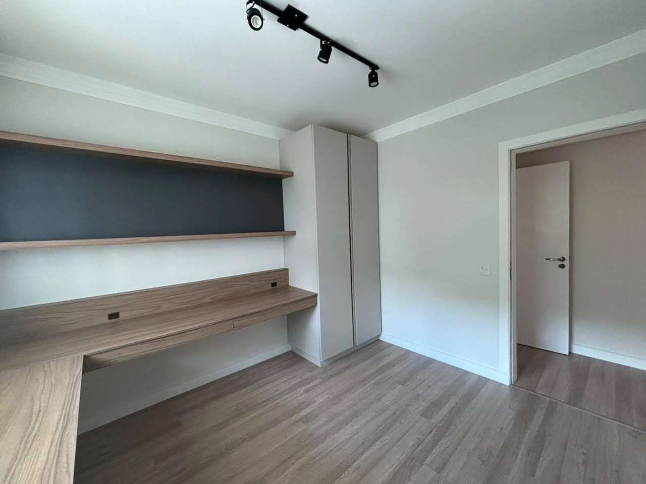 Glass-enclosed balcony in a 4-bedroom apartment, 127 m² — photo 22