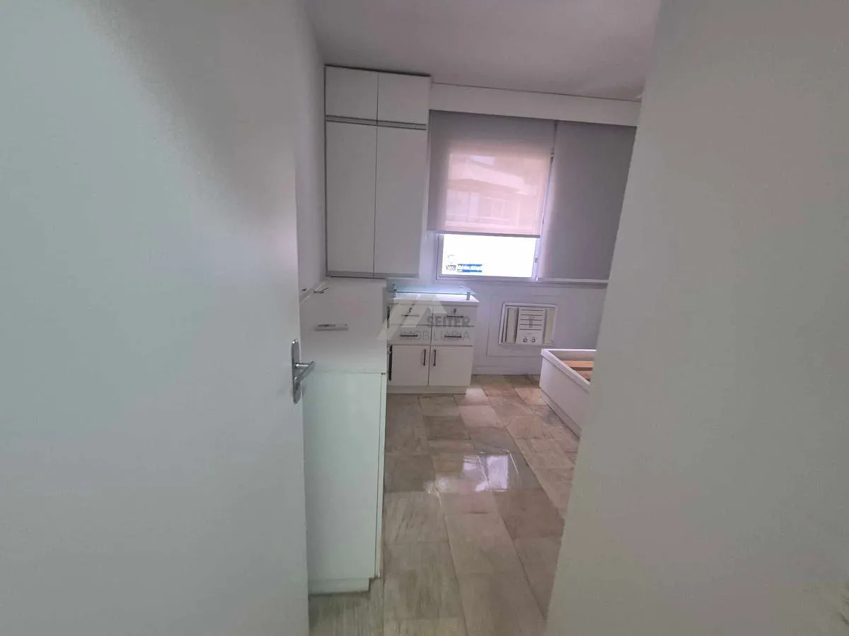 3-bedroom apartment with a glass-enclosed balcony — photo 48