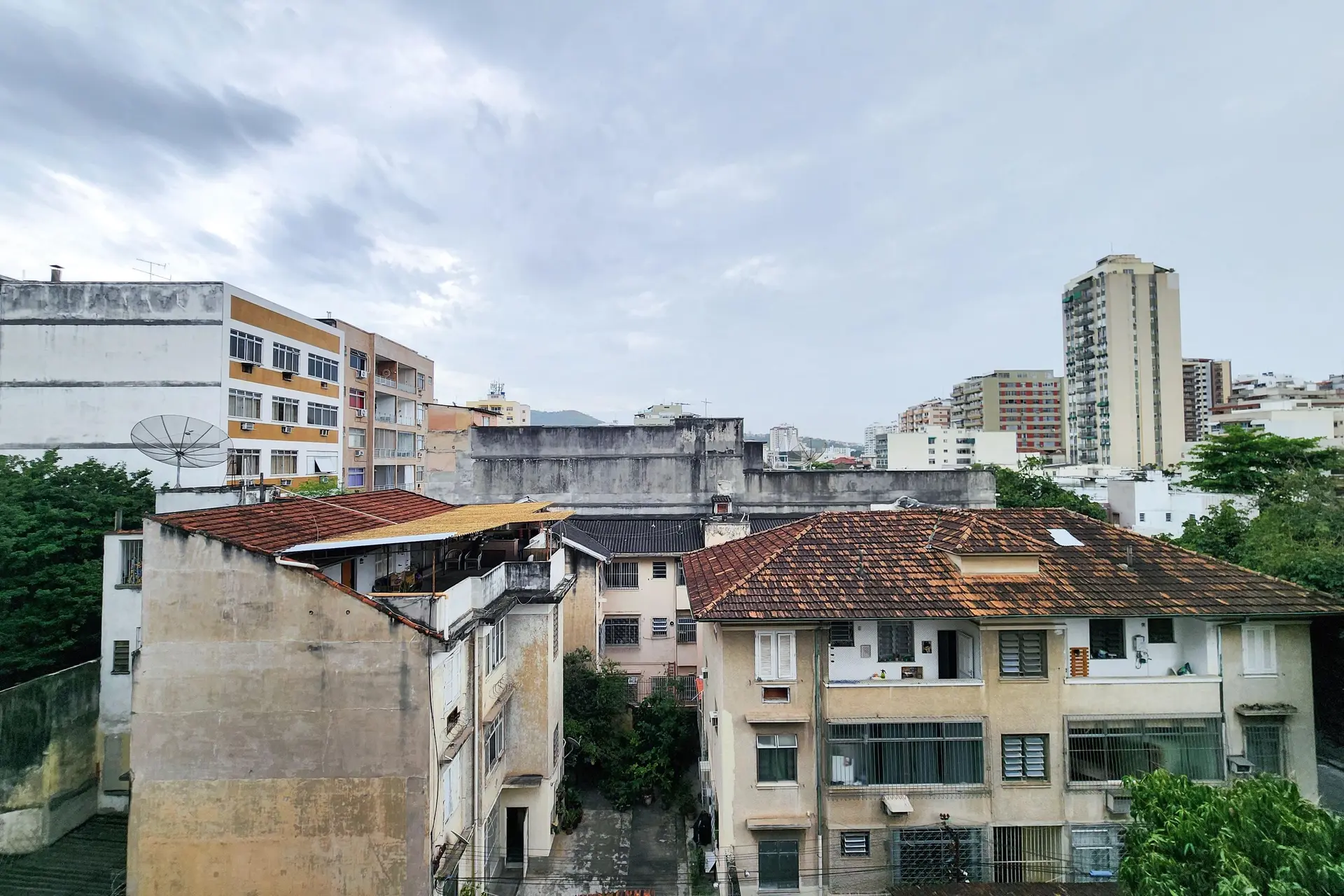 2-bedroom apartment in a building with a pool — photo 35