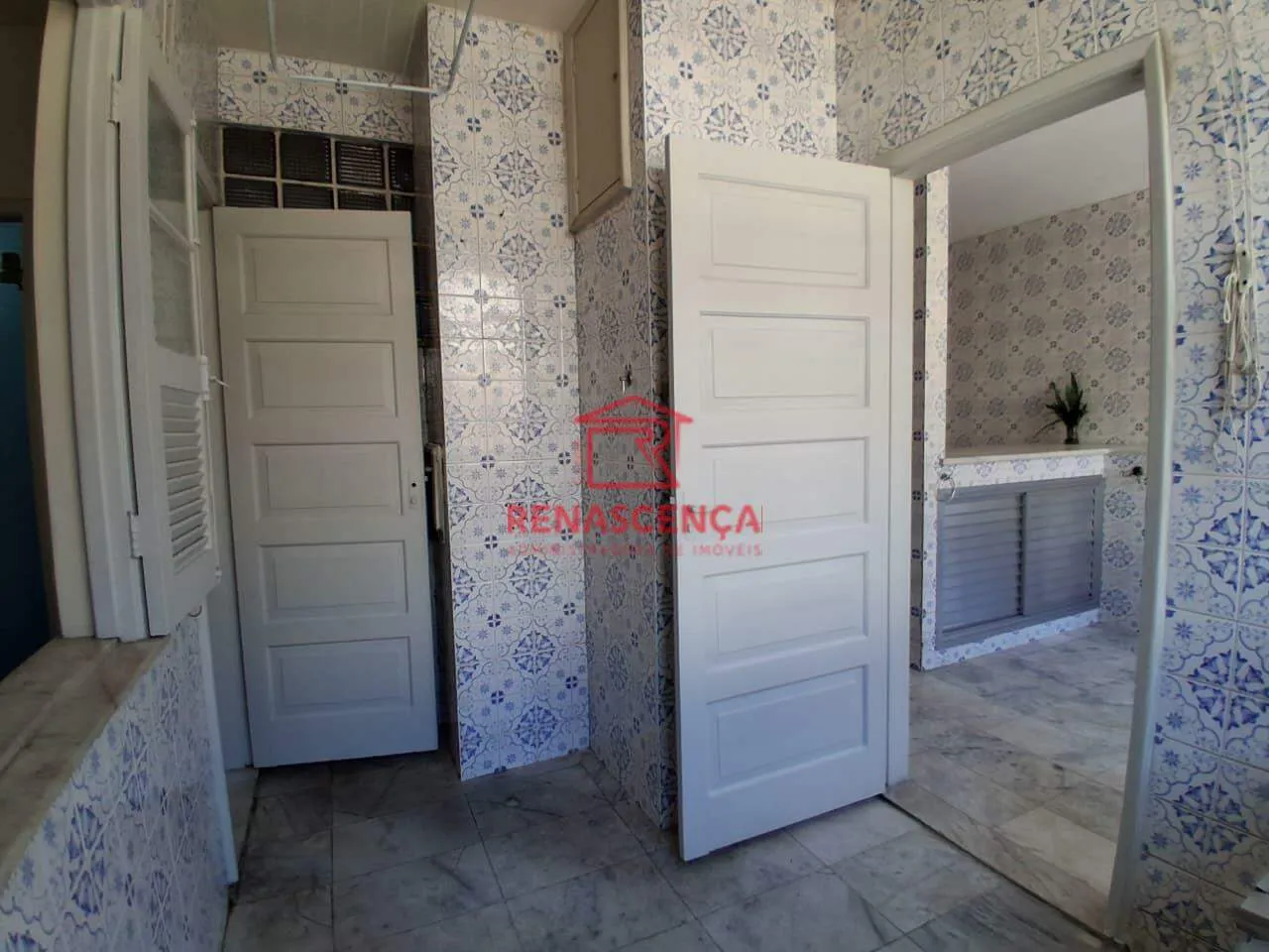 Walk-in closet in a 3-bedroom apartment, 130 m² — photo 13