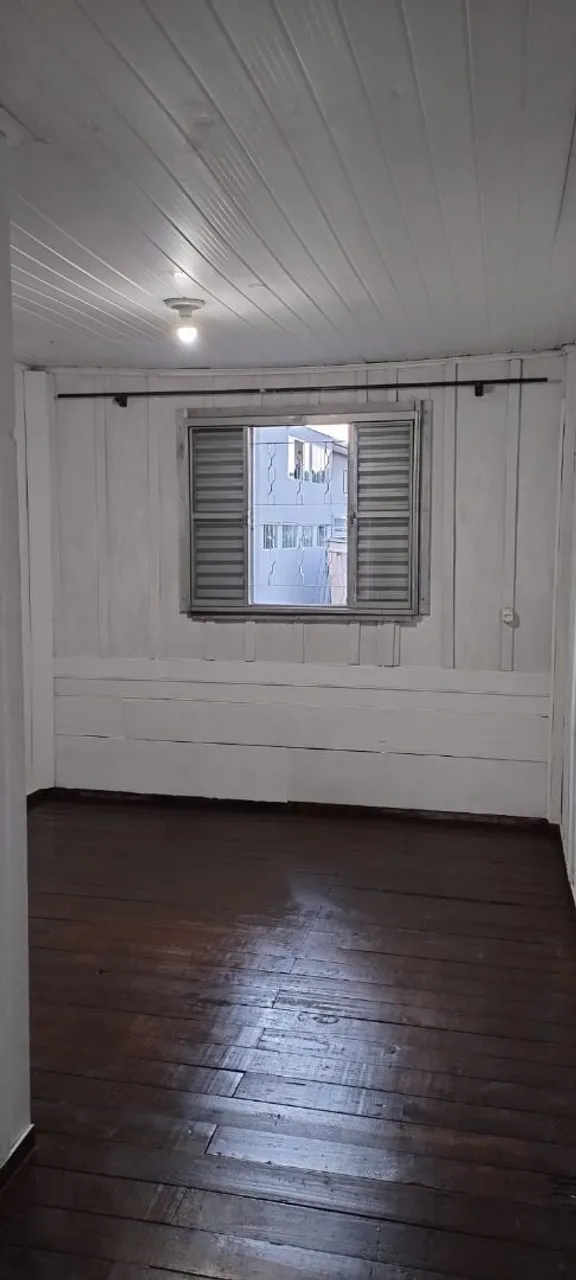 One-bedroom house with wood or laminate floors in Curitiba