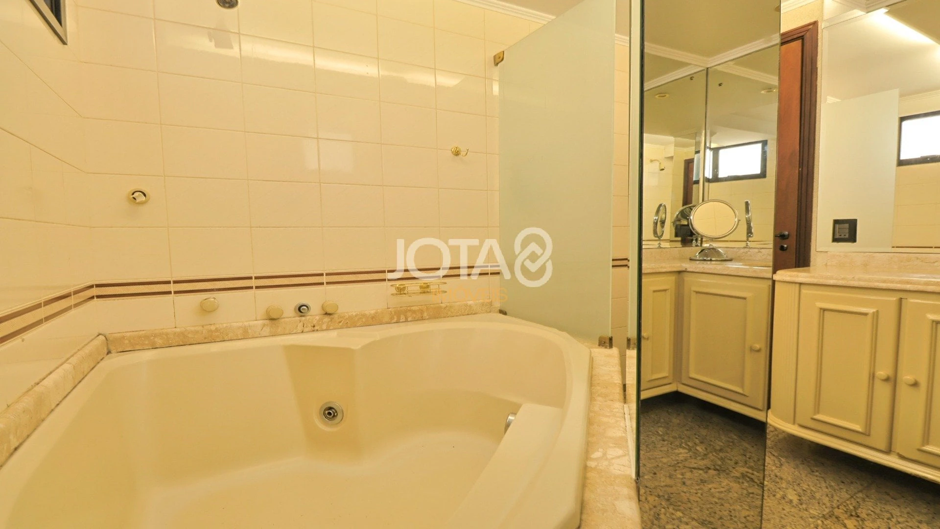 88 m² apartment with a bathtub and floor-to-ceiling windows — photo 17