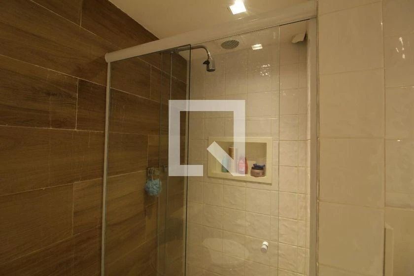 Furnished 4-bedroom apartment with 245 m² and glass balcony — photo 33