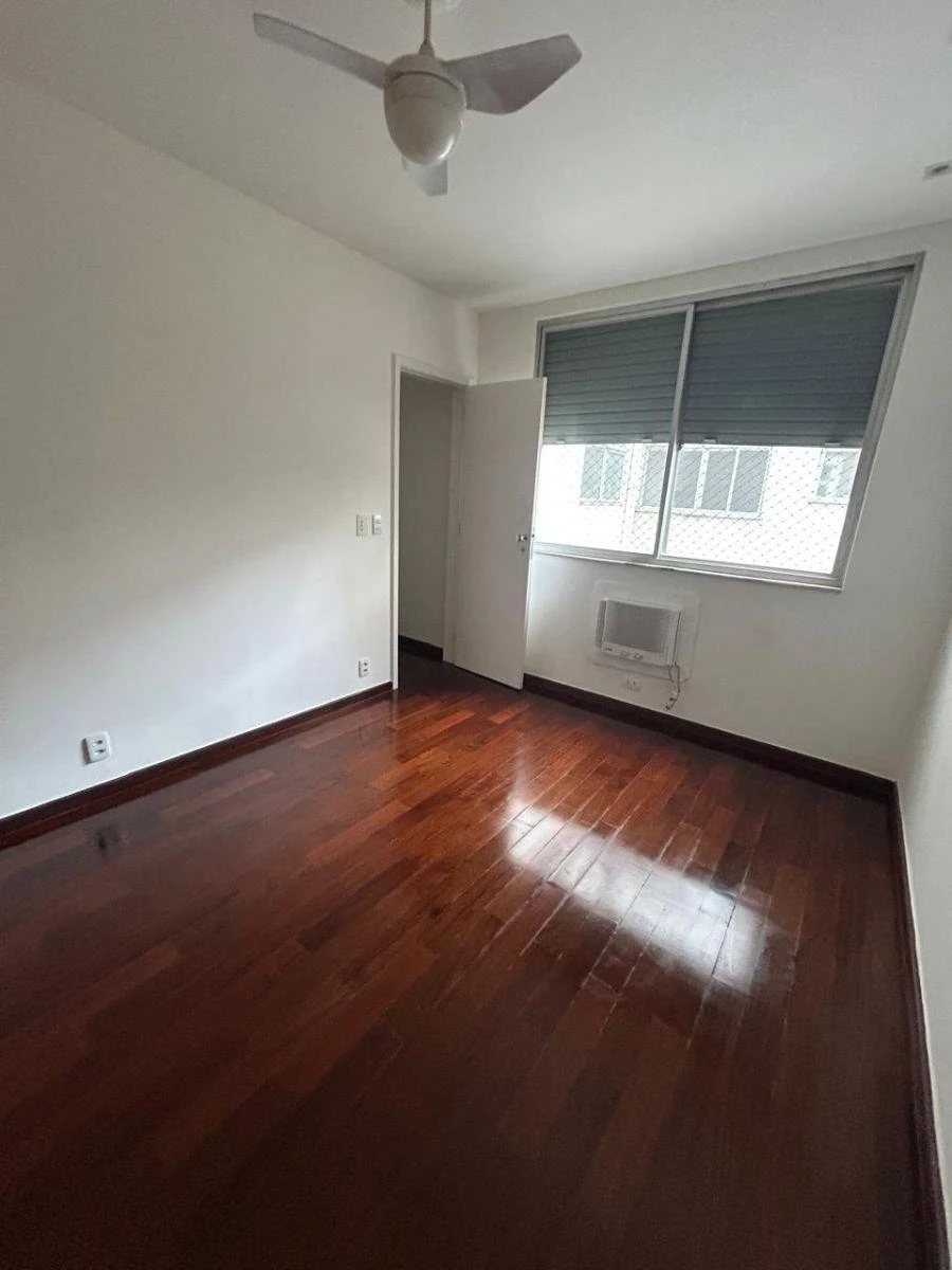 4-bedroom apartment with a walk-in closet — photo 30
