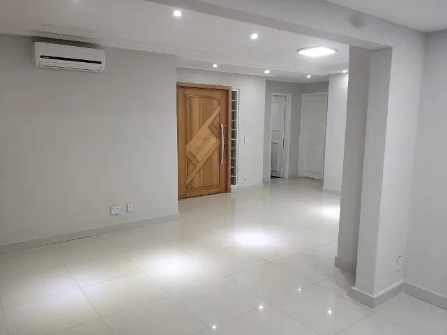Furnished apartment, 214 m², with a glass-enclosed balcony