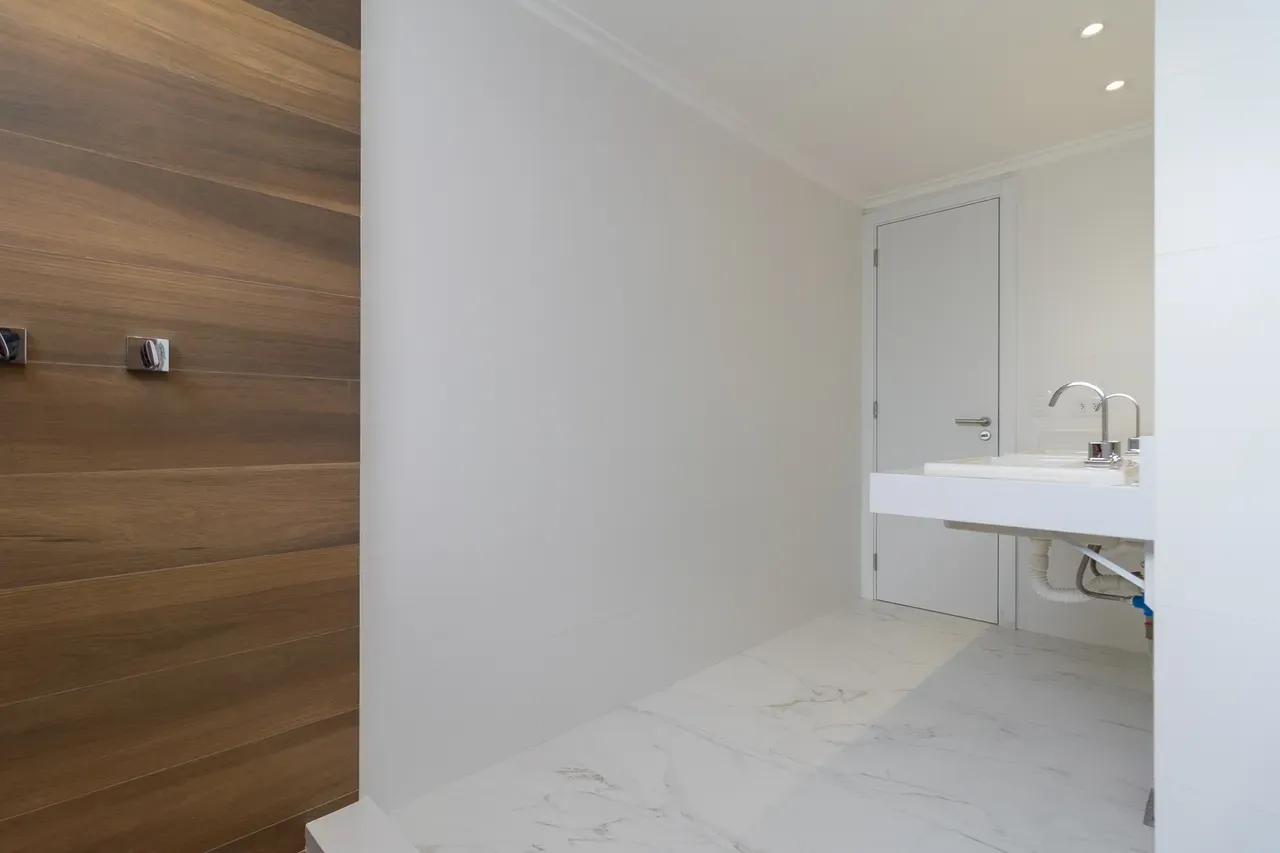 Balcony with a grill in a 4-bedroom apartment, 158 m² — photo 47