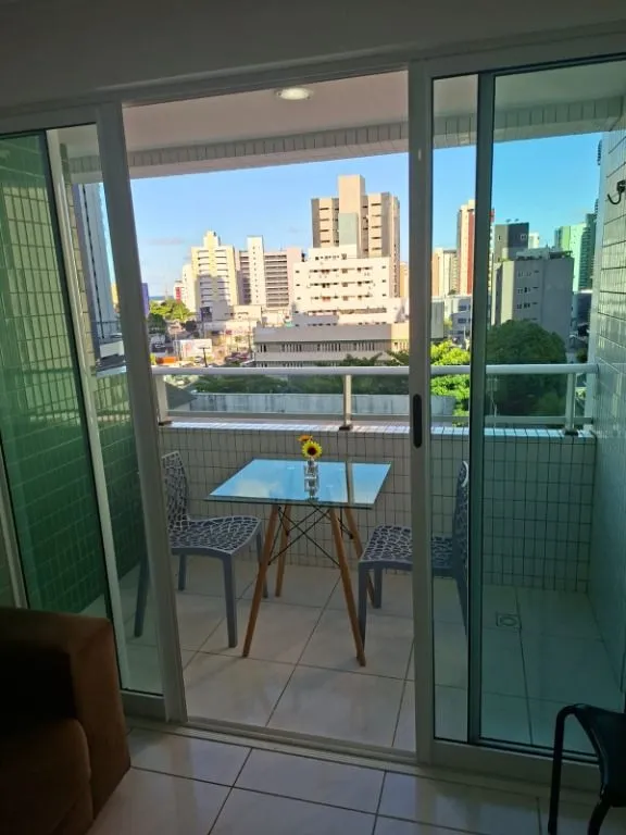 Apartamento mobiliado com 1 quarto e varanda