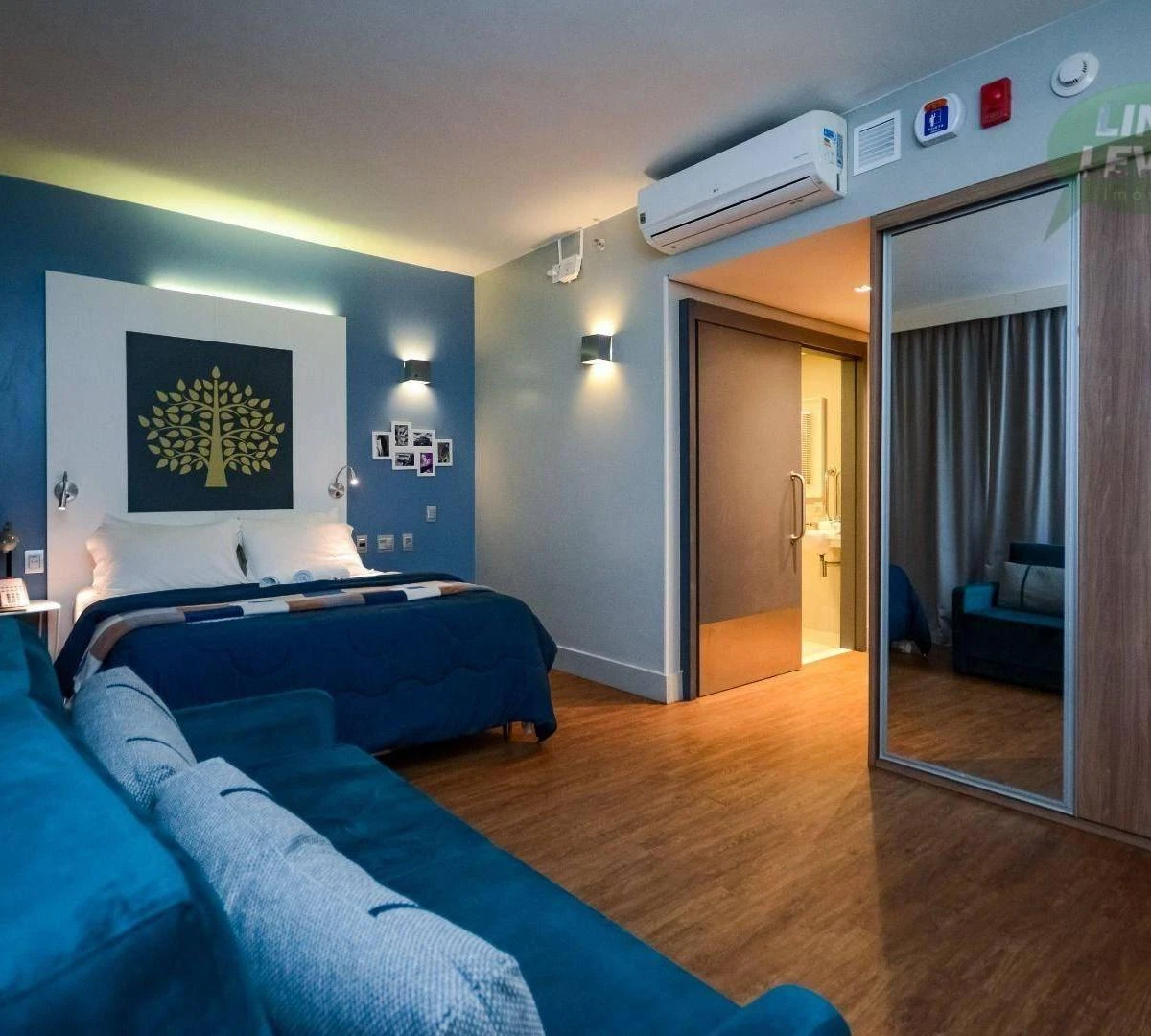 One-bedroom apartment in a building with a coworking space
