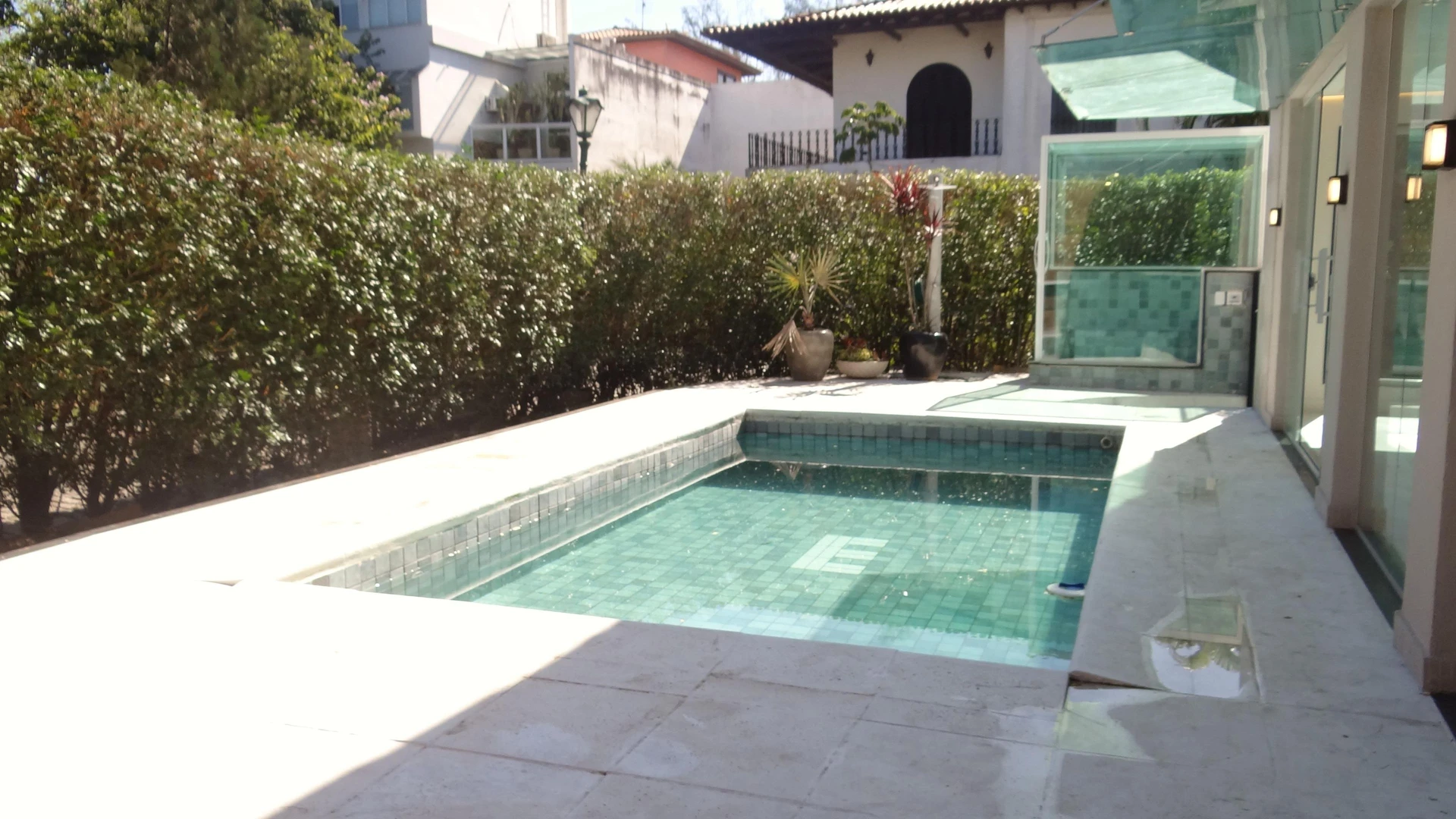 Casa de 384 m² com janelas do piso ao teto e varanda gourmet — photo 65
