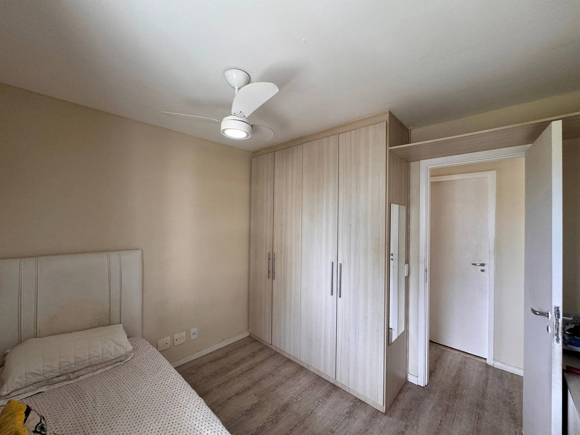 Glass-enclosed balcony in a 3-bedroom apartment, 96 m² — photo 3
