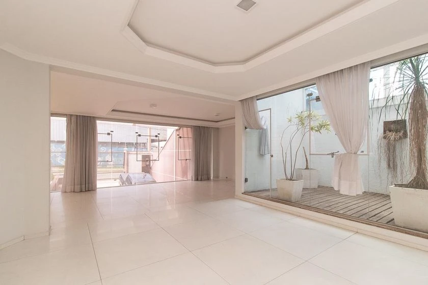 House with 7 bedrooms, private garden and 6 parking