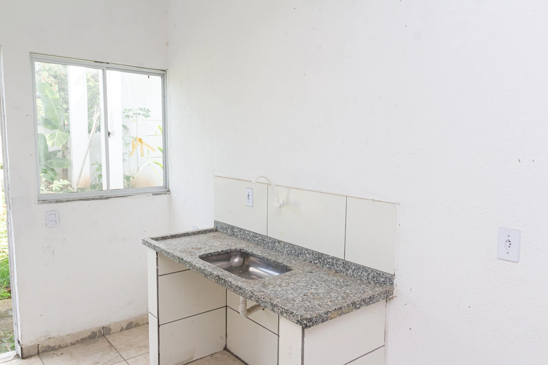 Unfurnished studio rental with private garden and 1 suite — photo 4