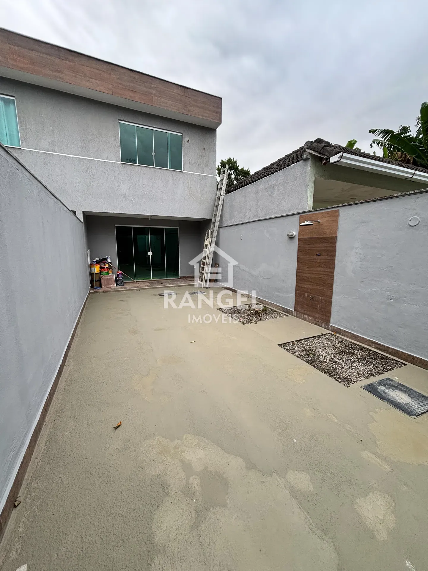 House with 2 bedrooms and 3 bathrooms in a gated community