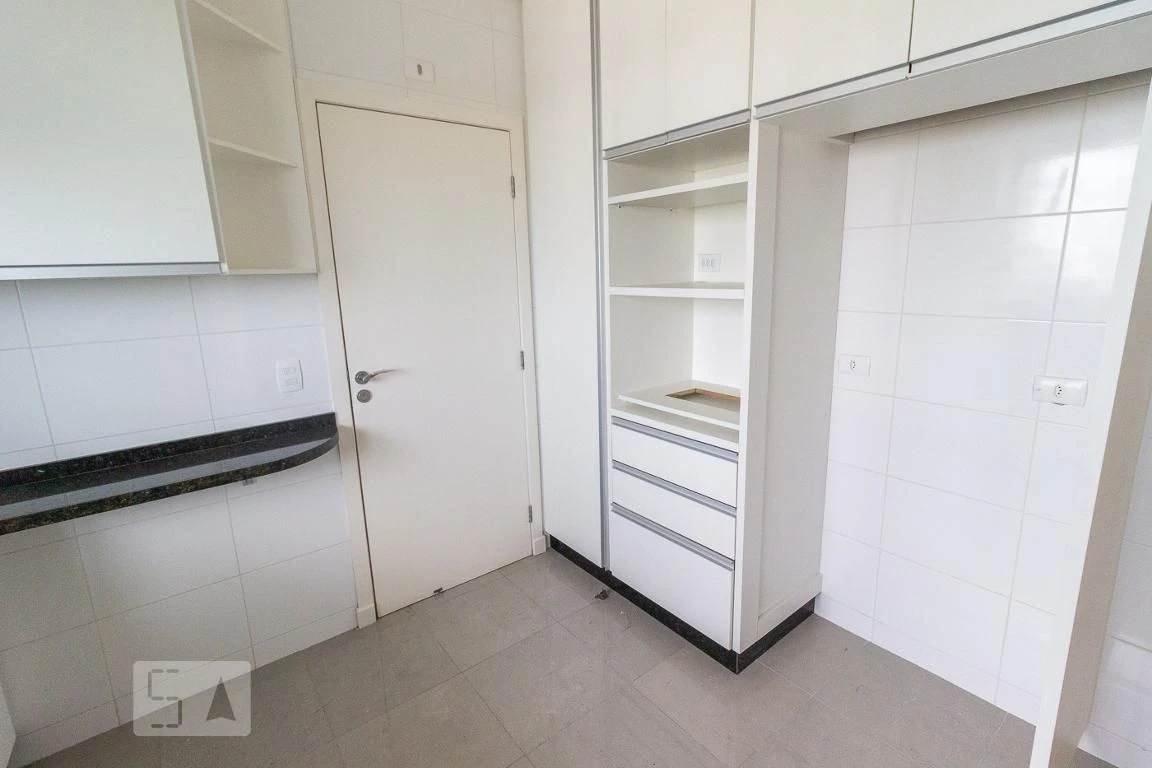 Bathtub in a 4-bedroom apartment, 255 m² — photo 23