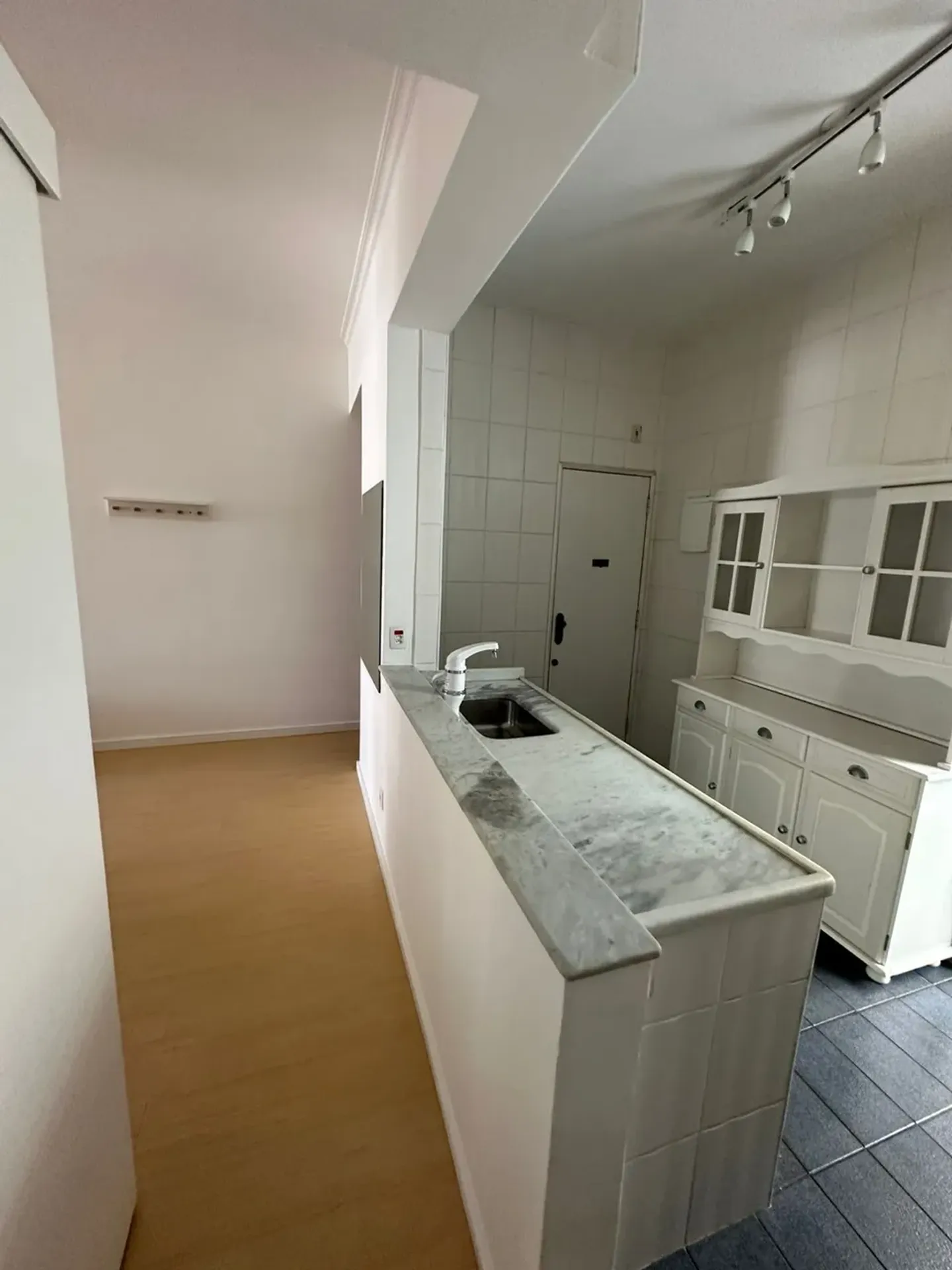 Apartment with a closed kitchen and gas stove; 2 bedrooms — photo 4