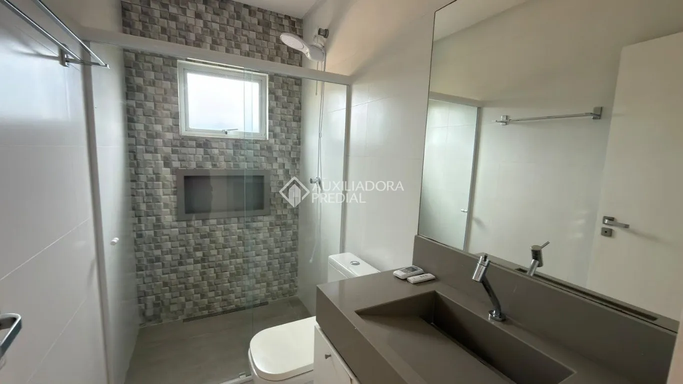 Balcony with a grill in a 4-bedroom house, 120 m² — photo 18