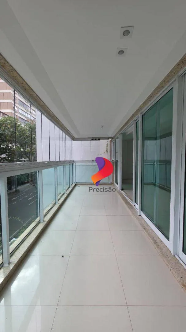 Apartment with enclosed balcony and 4 bedrooms — photo 8