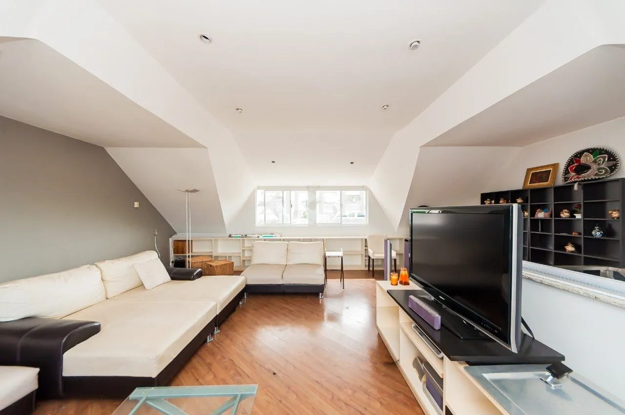 4-bedroom house with 4 parking spaces and open-plan kitchen — photo 37