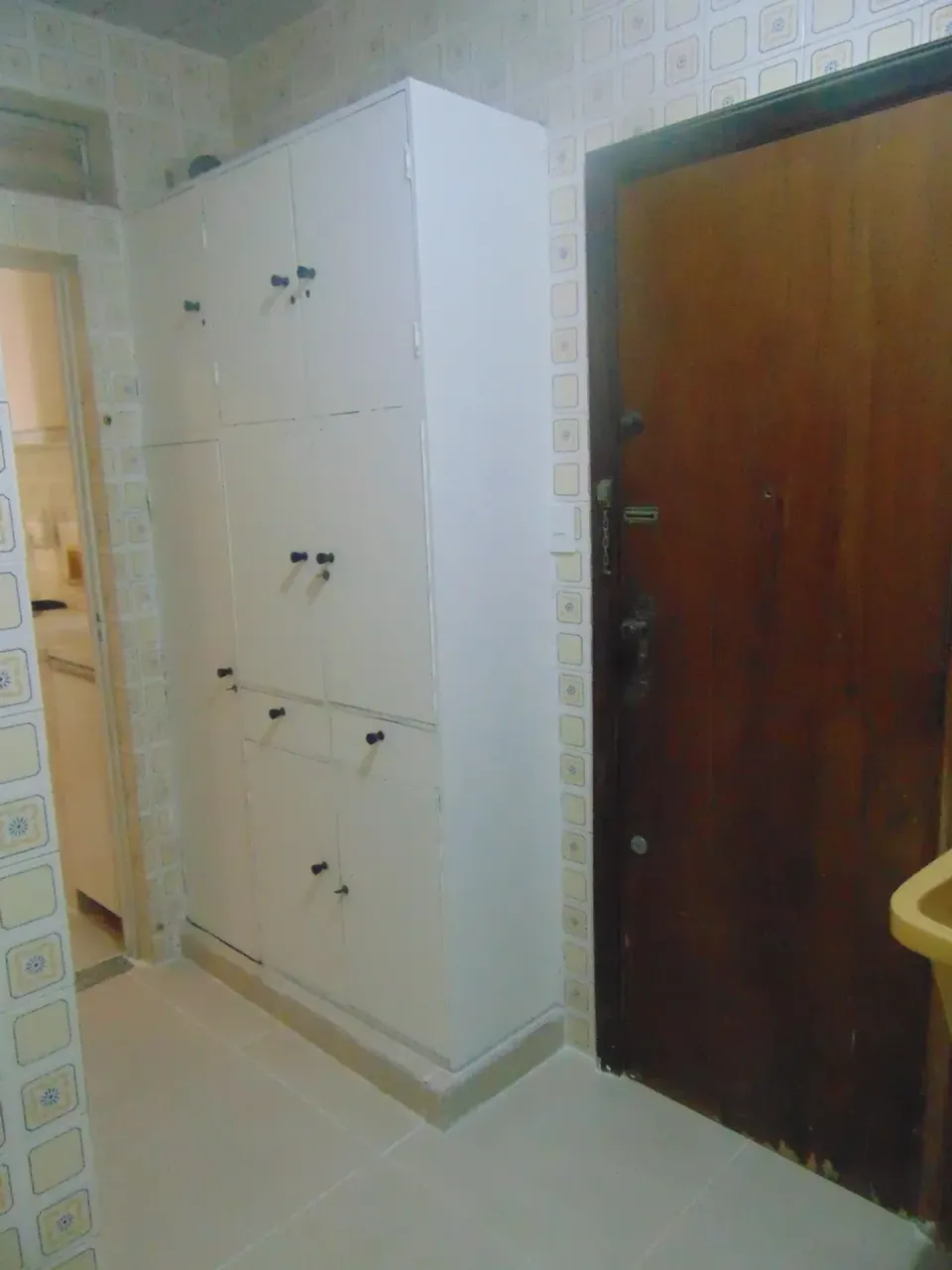Unfurnished 3-bedroom apartment with built-in wardrobes — photo 15