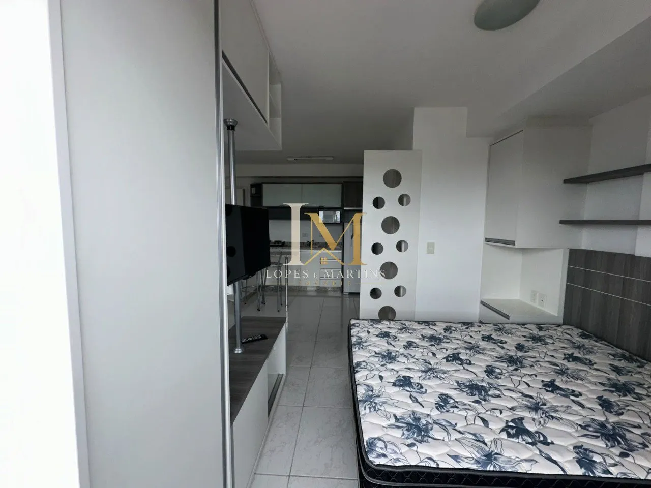One-bedroom apartment with a washing machine — photo 5